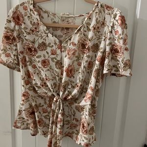 Super cute top! Floral and gorgeous